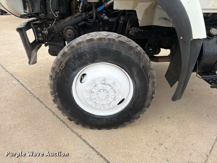 image for item FG0820 2006 International 7300 truck cab and chassis