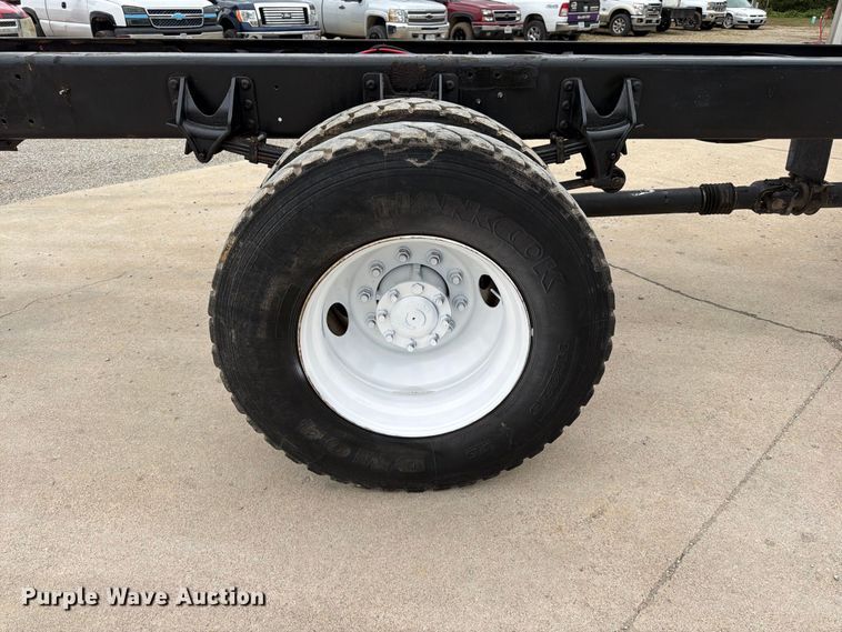 image for item FG0820 2006 International 7300 truck cab and chassis
