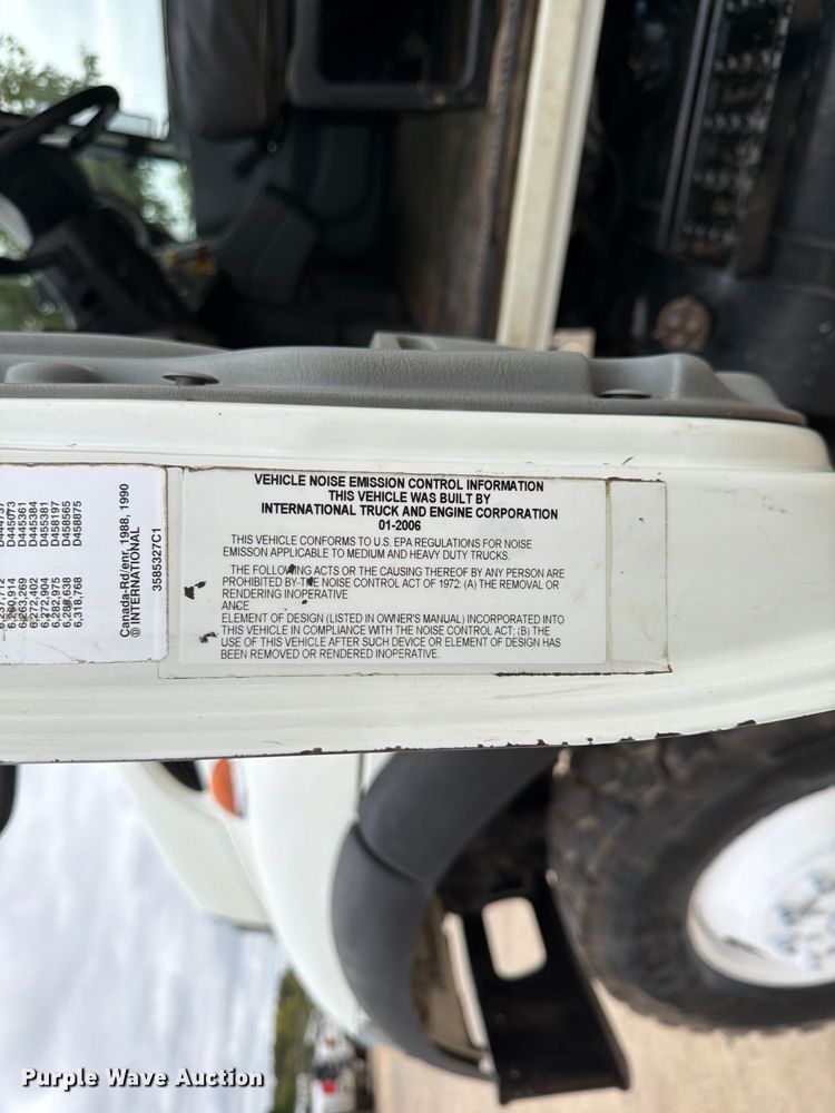 image for item FG0820 2006 International 7300 truck cab and chassis