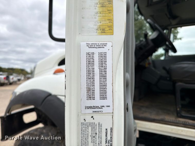 image for item FG0820 2006 International 7300 truck cab and chassis