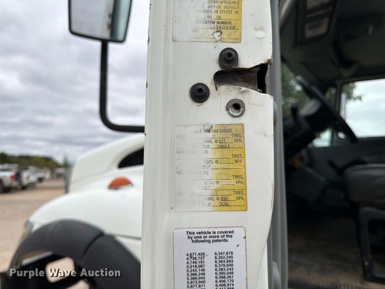 image for item FG0820 2006 International 7300 truck cab and chassis