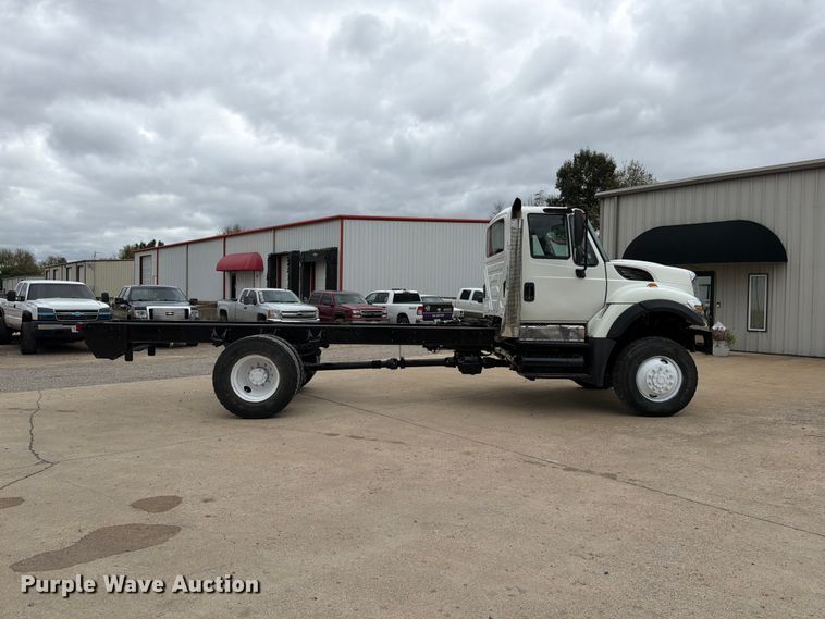 image for item FG0822 2008 International 7300 truck cab and chassis