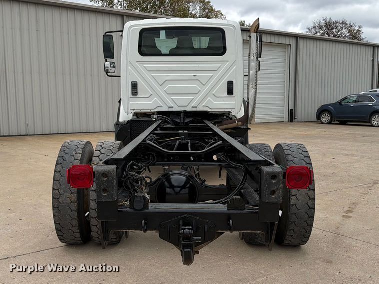 image for item FG0822 2008 International 7300 truck cab and chassis