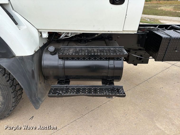 image for item FG0822 2008 International 7300 truck cab and chassis