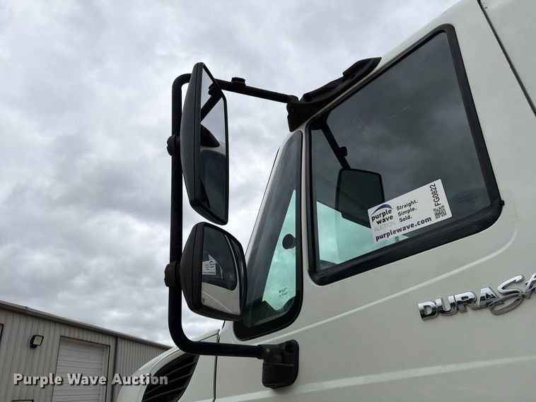 image for item FG0822 2008 International 7300 truck cab and chassis