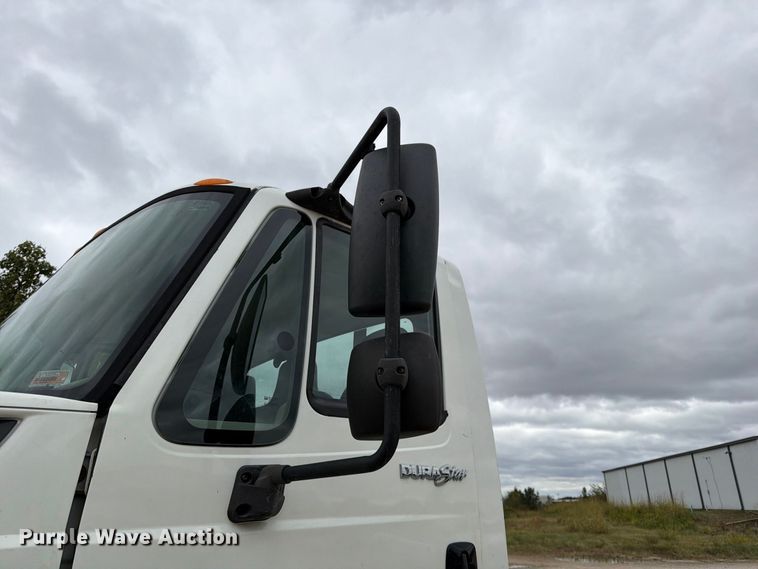 image for item FG0822 2008 International 7300 truck cab and chassis