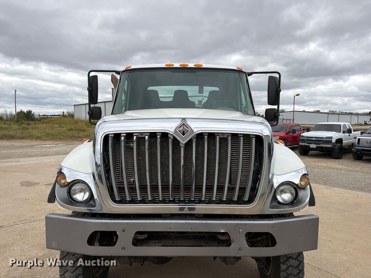 image for item FG0822 2008 International 7300 truck cab and chassis
