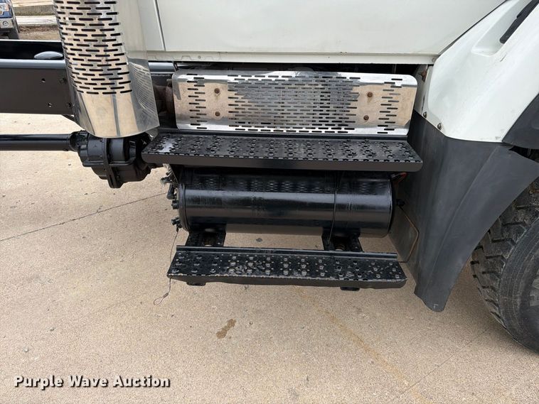 image for item FG0822 2008 International 7300 truck cab and chassis