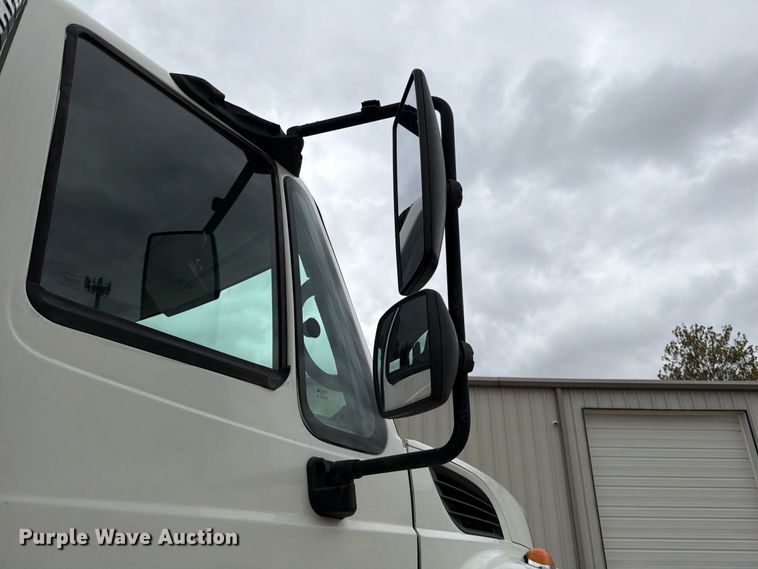 image for item FG0822 2008 International 7300 truck cab and chassis