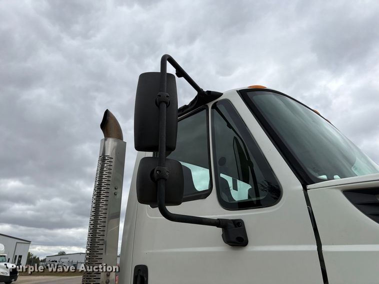 image for item FG0822 2008 International 7300 truck cab and chassis