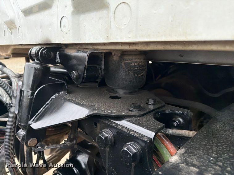 image for item FG0822 2008 International 7300 truck cab and chassis