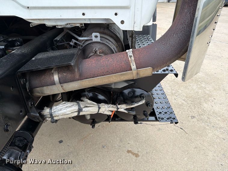 image for item FG0822 2008 International 7300 truck cab and chassis