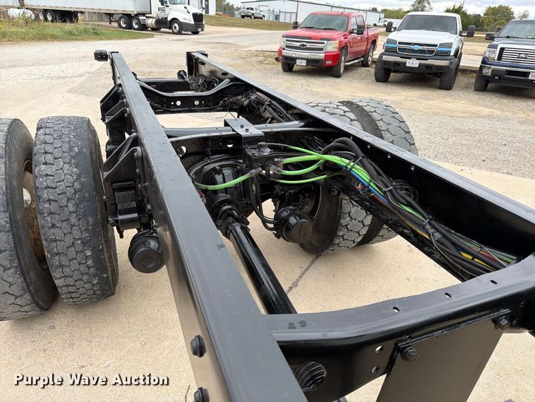 image for item FG0822 2008 International 7300 truck cab and chassis