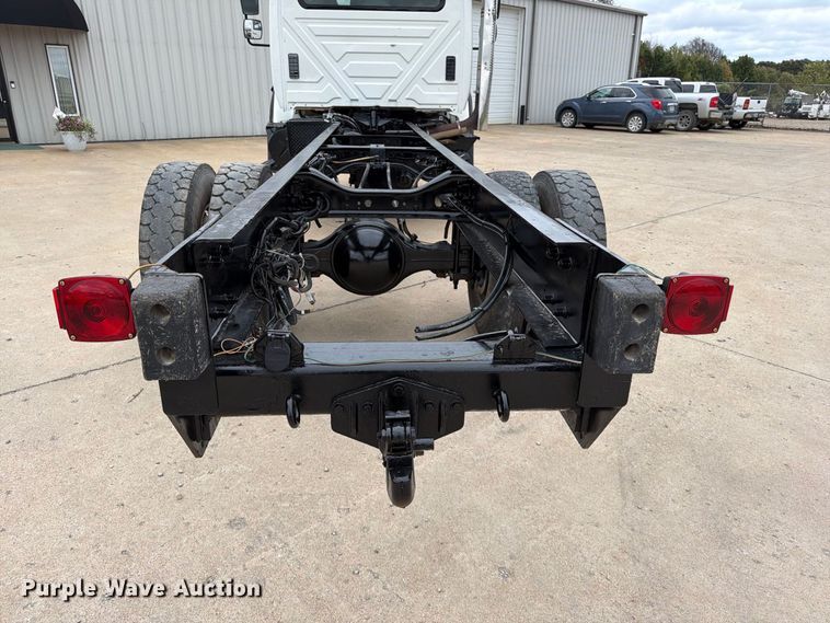 image for item FG0822 2008 International 7300 truck cab and chassis