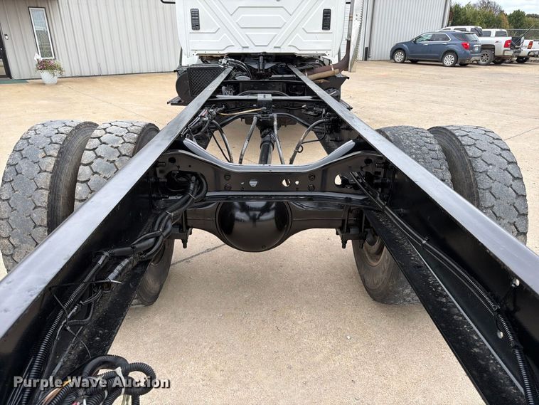image for item FG0822 2008 International 7300 truck cab and chassis