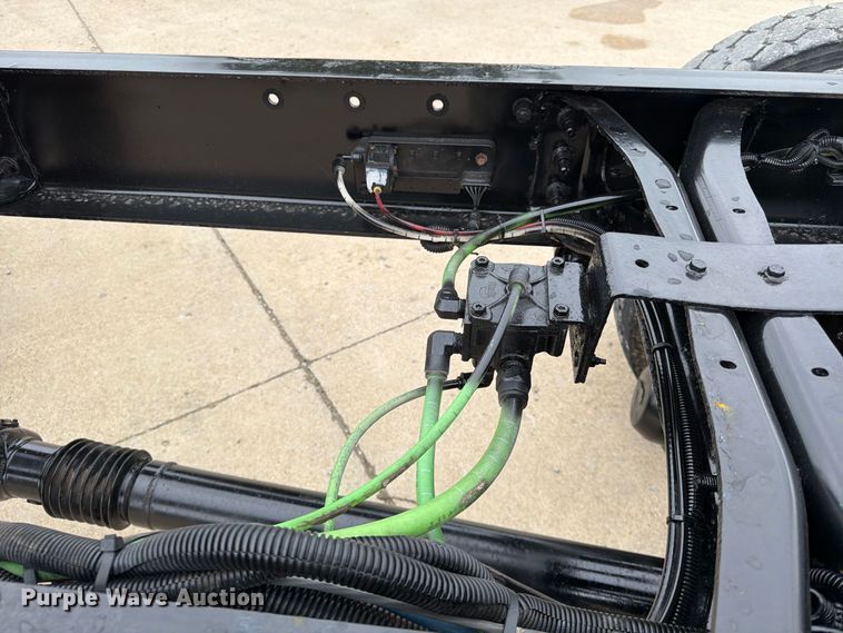 image for item FG0822 2008 International 7300 truck cab and chassis