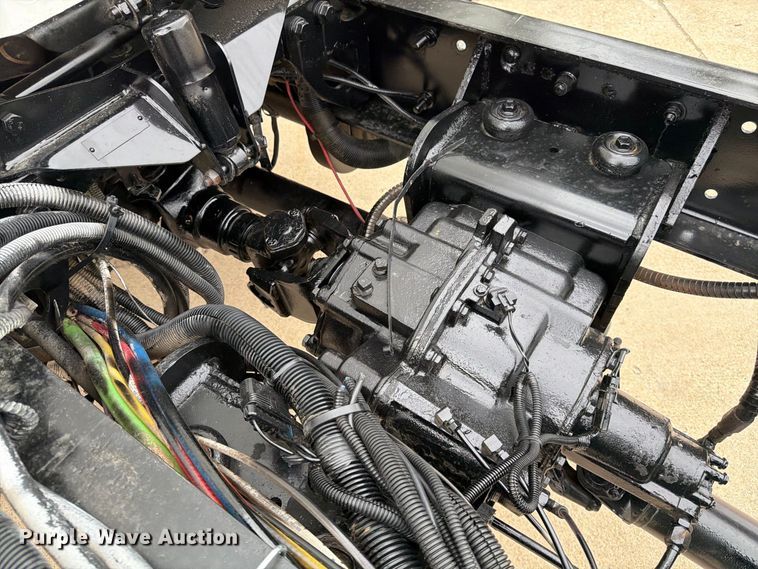 image for item FG0822 2008 International 7300 truck cab and chassis