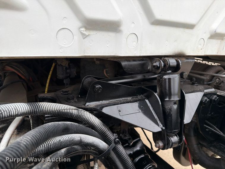 image for item FG0822 2008 International 7300 truck cab and chassis
