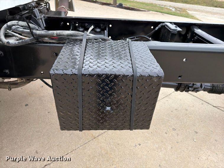 image for item FG0822 2008 International 7300 truck cab and chassis