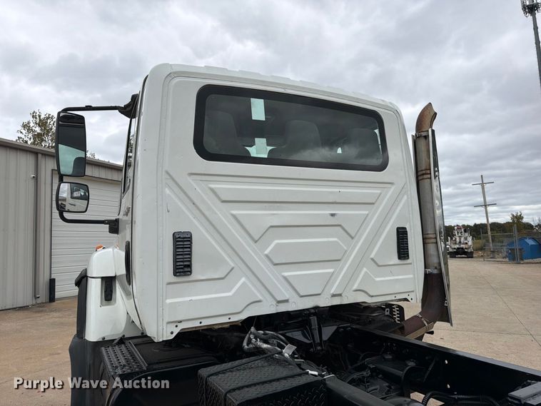 image for item FG0822 2008 International 7300 truck cab and chassis