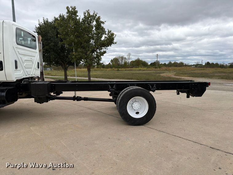 image for item FG0822 2008 International 7300 truck cab and chassis