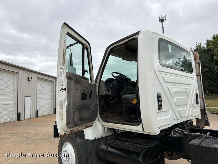 image for item FG0822 2008 International 7300 truck cab and chassis