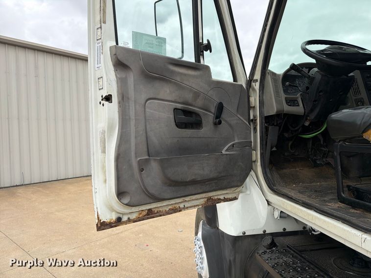 image for item FG0822 2008 International 7300 truck cab and chassis