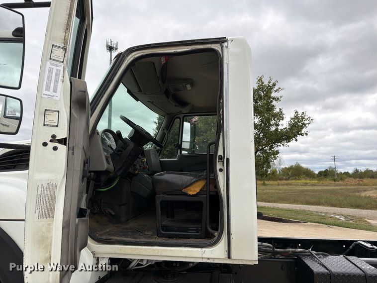 image for item FG0822 2008 International 7300 truck cab and chassis