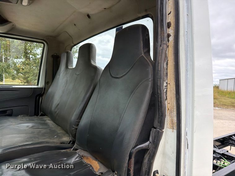 image for item FG0822 2008 International 7300 truck cab and chassis
