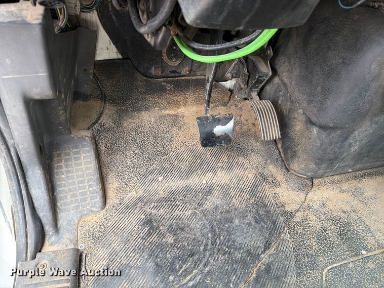 image for item FG0822 2008 International 7300 truck cab and chassis