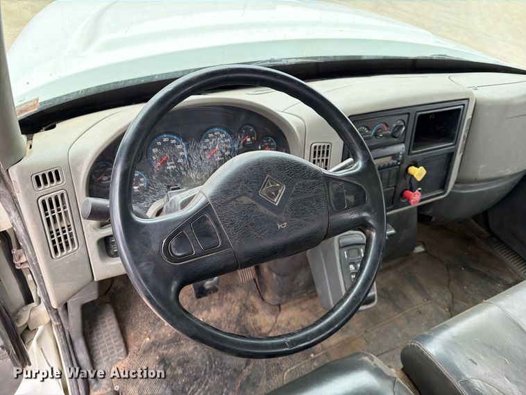 image for item FG0822 2008 International 7300 truck cab and chassis