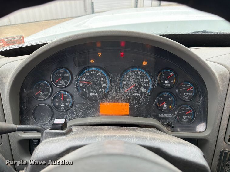 image for item FG0822 2008 International 7300 truck cab and chassis