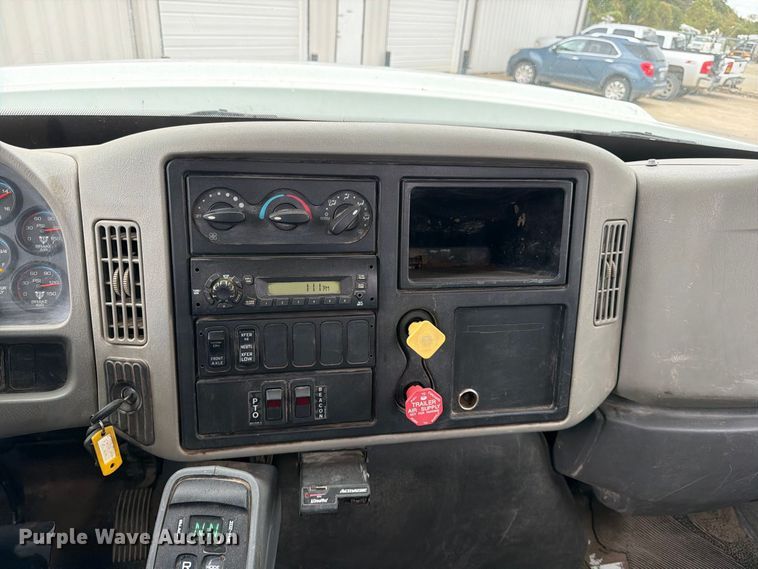 image for item FG0822 2008 International 7300 truck cab and chassis