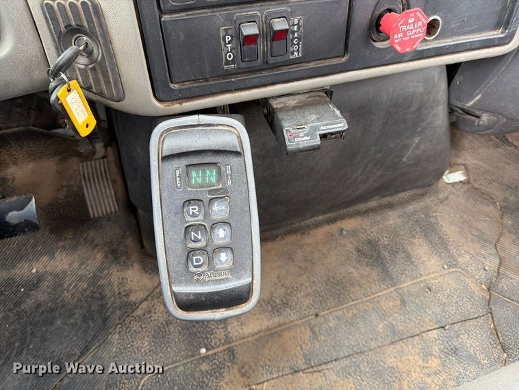 image for item FG0822 2008 International 7300 truck cab and chassis