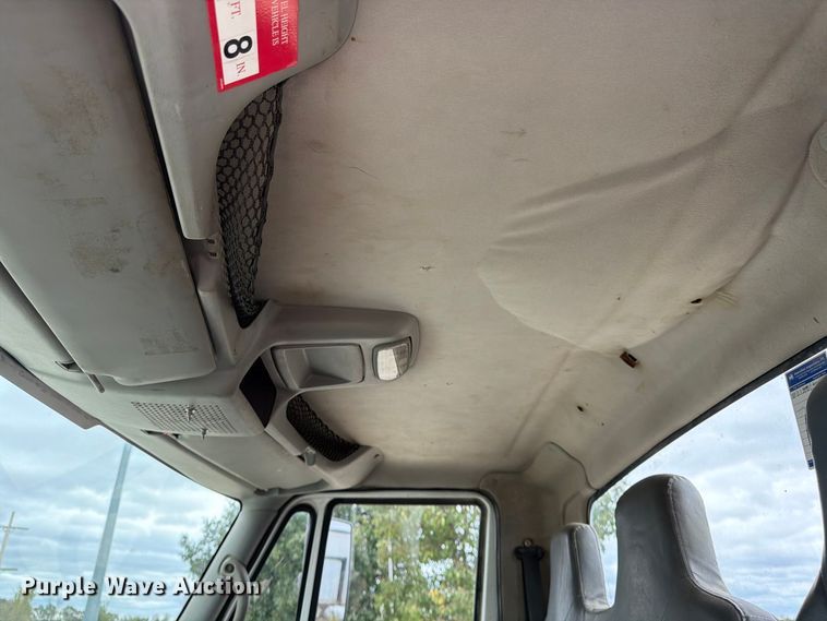 image for item FG0822 2008 International 7300 truck cab and chassis