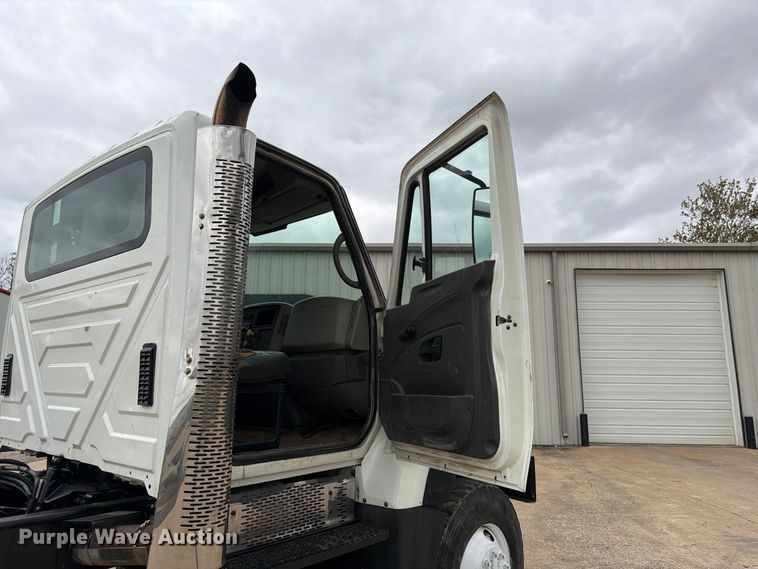 image for item FG0822 2008 International 7300 truck cab and chassis