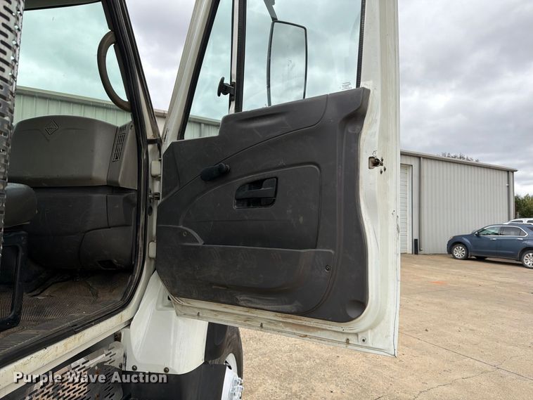 image for item FG0822 2008 International 7300 truck cab and chassis