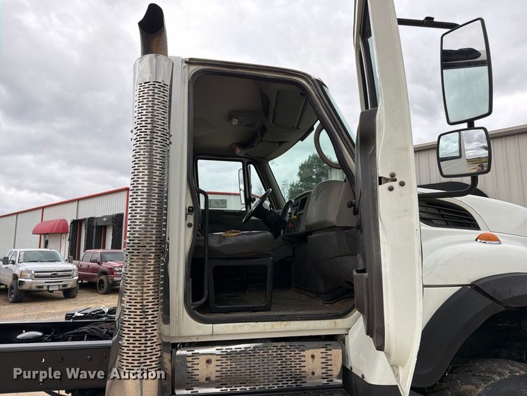 image for item FG0822 2008 International 7300 truck cab and chassis