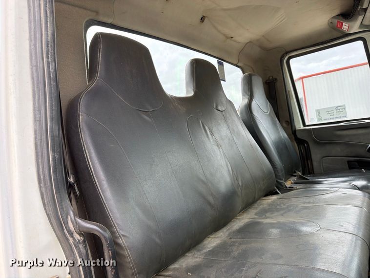 image for item FG0822 2008 International 7300 truck cab and chassis