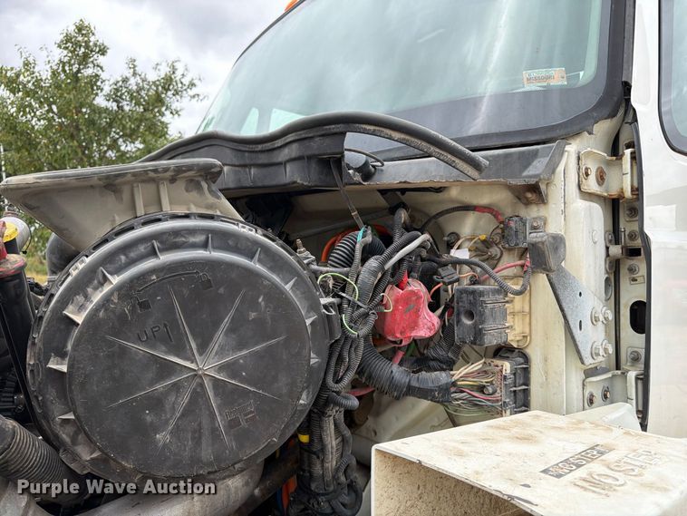 image for item FG0822 2008 International 7300 truck cab and chassis