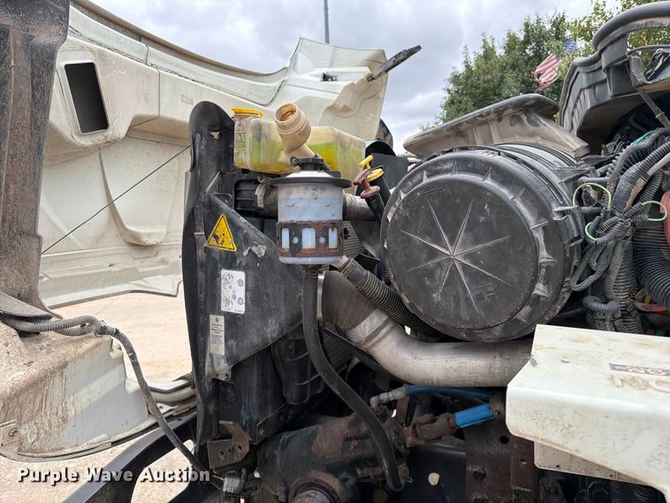 image for item FG0822 2008 International 7300 truck cab and chassis