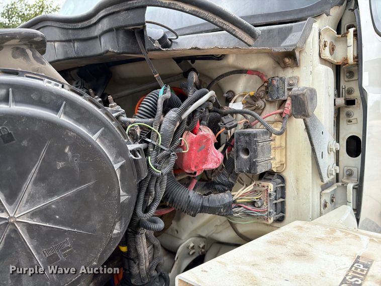 image for item FG0822 2008 International 7300 truck cab and chassis