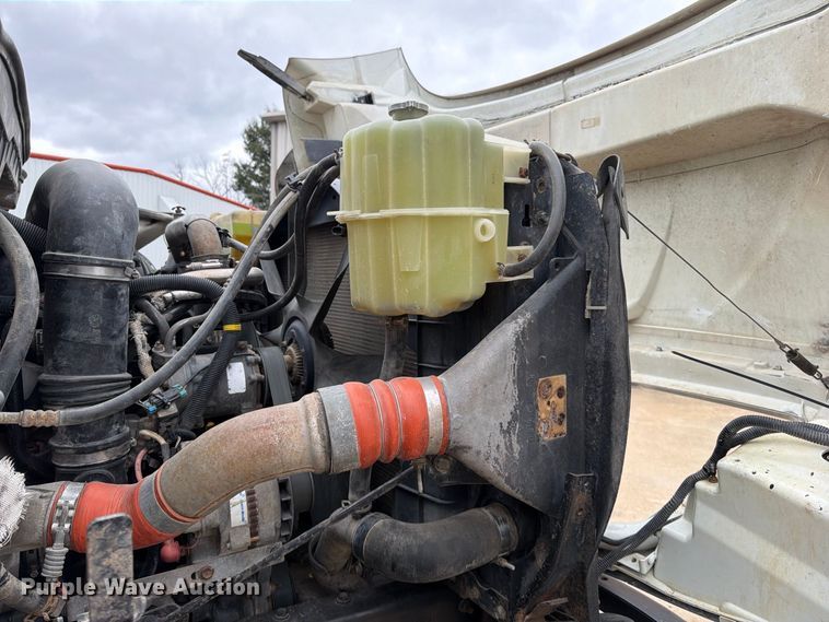image for item FG0822 2008 International 7300 truck cab and chassis