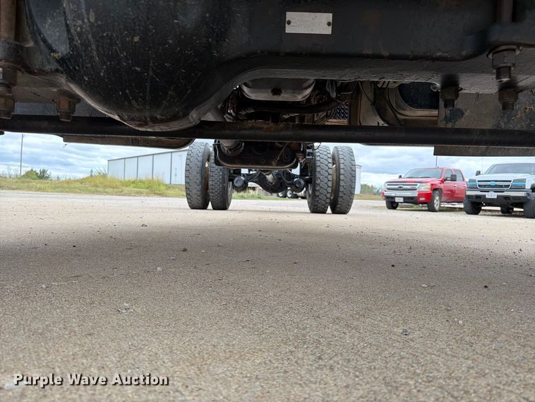 image for item FG0822 2008 International 7300 truck cab and chassis