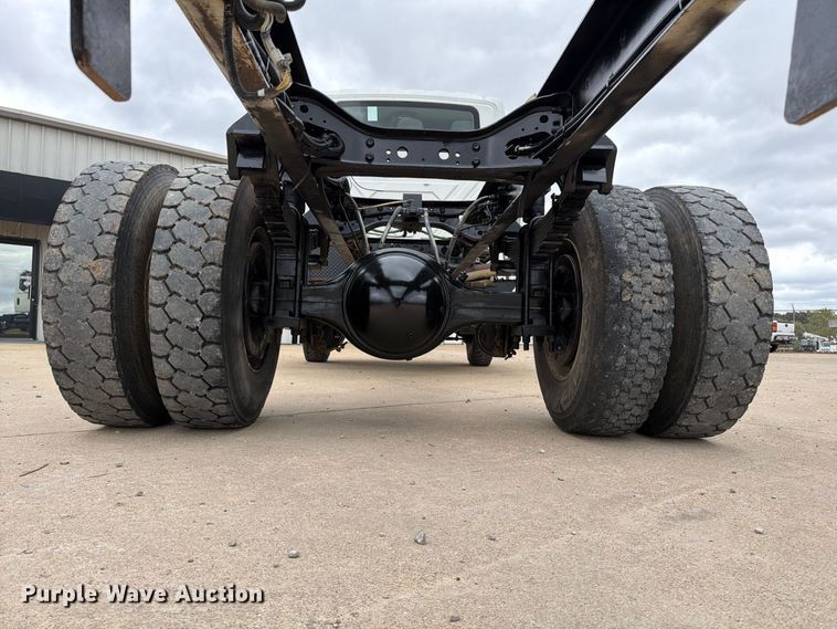image for item FG0822 2008 International 7300 truck cab and chassis