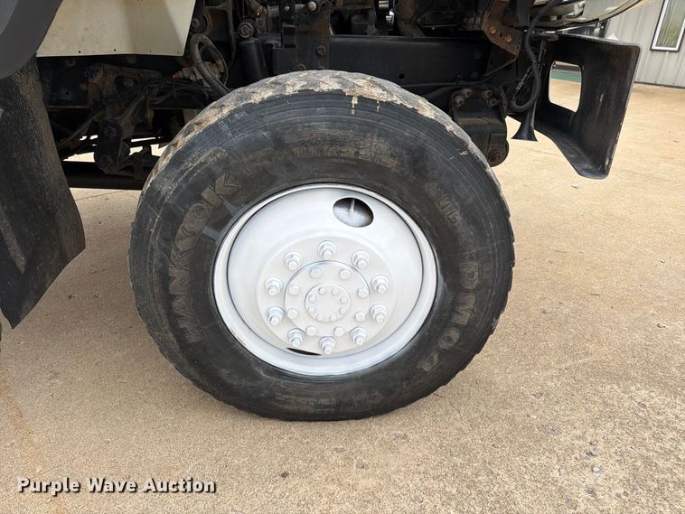 image for item FG0822 2008 International 7300 truck cab and chassis