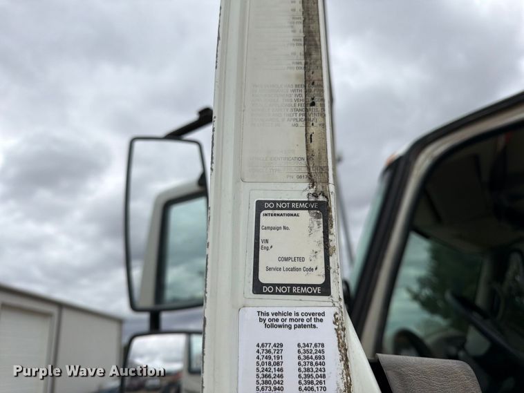 image for item FG0822 2008 International 7300 truck cab and chassis