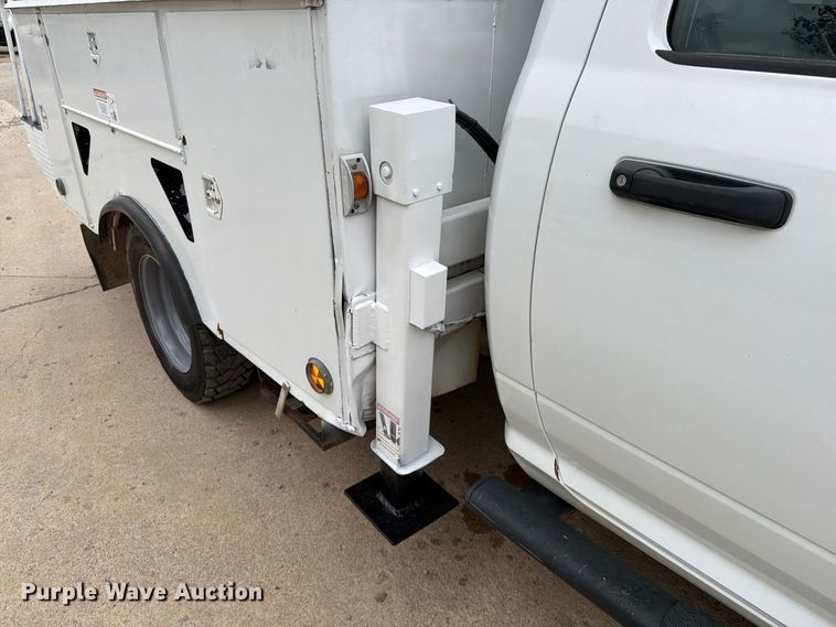 image for item FG0823 2012 Dodge Ram 5500HD bucket truck