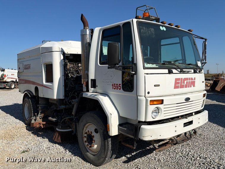 image for item FG3064 2006 Elgin SC8000 street sweeper truck