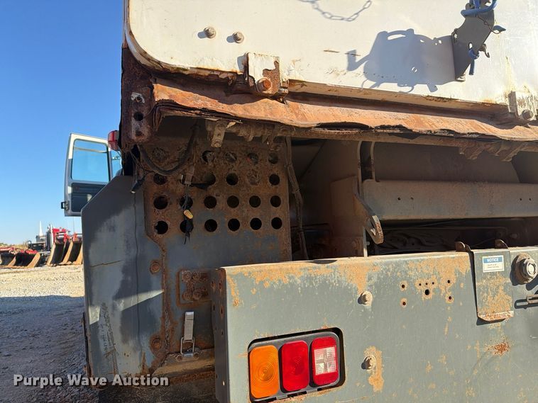 image for item FG3064 2006 Elgin SC8000 street sweeper truck